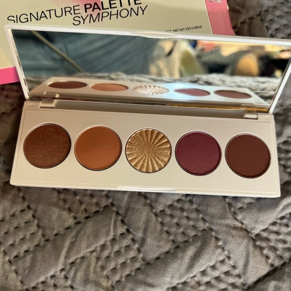 OFRA Signature eyeshadow palette​​​​